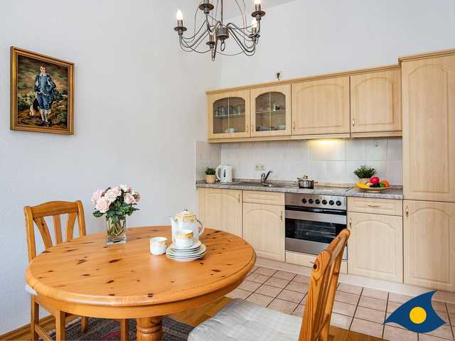 Küchenbereich mit Esstisch