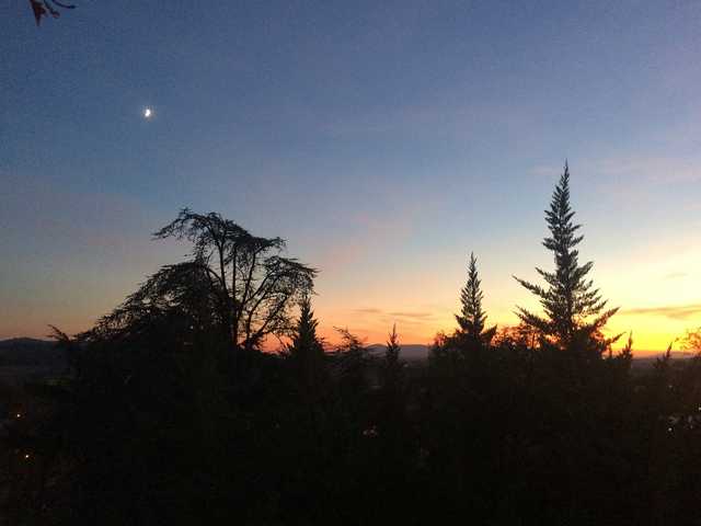 Blick zum Kaiserstuhl im Abendlicht; der Mond s...