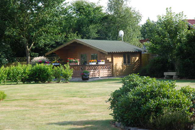 Gartenbereich mit Hütte.