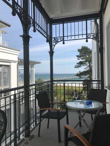 Balkon mit seitlichem Blick auf die Ostsee