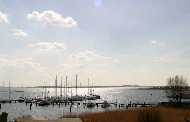 Blick vom Ferienhaus auf Yachthafen und Bodden