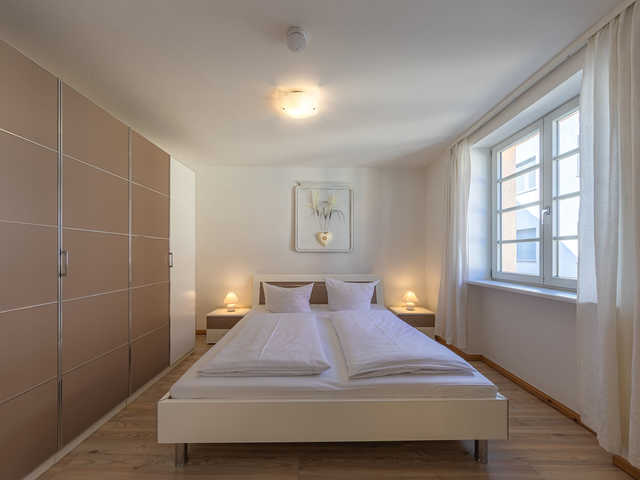 Schlafzimmer mit Stauraum für Ihre Urlaubsgarde...