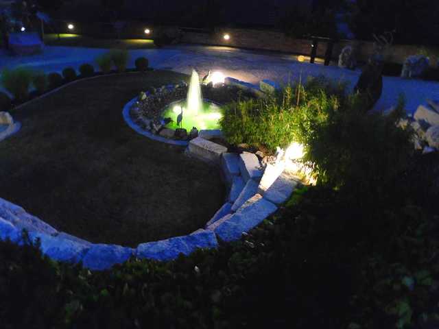 Teil der beleuchteten Gartenanlage bei Nacht