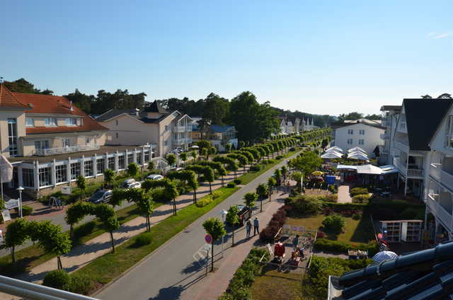 Blick von der Villa Wauzi auf die Strandstraße ...