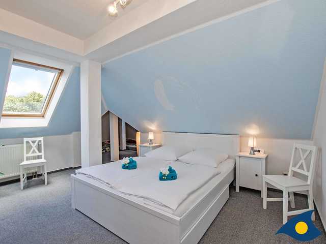 Schlafzimmer mit Doppelbett und Kuschelhöhle fü...