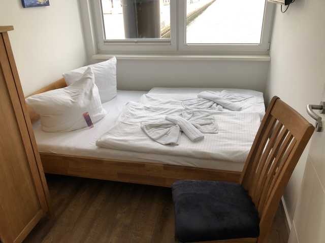 Schlafzimmer mit kleinem Doppelbett