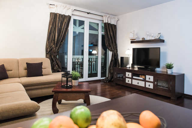 Stilvolles Wohnzimmer mit Flat-TV