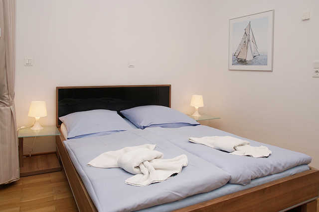 1. Schlafzimmer mit Doppelbett und Aussenrolladen