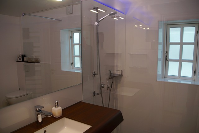Das moderne Badezimmer mit Aussenfenster, Dusch...