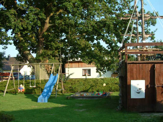 Garten mit Spielplatz