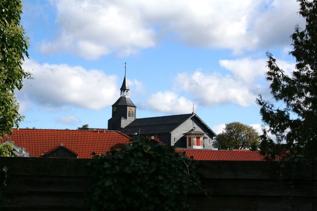 Blick auf die Kirche vom Hof