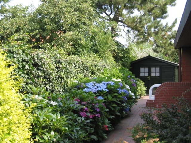 Eingangsbereich mit Gartenhütte