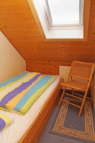 Separates, kleines Schlafzimmer mit 1 Einzelbett