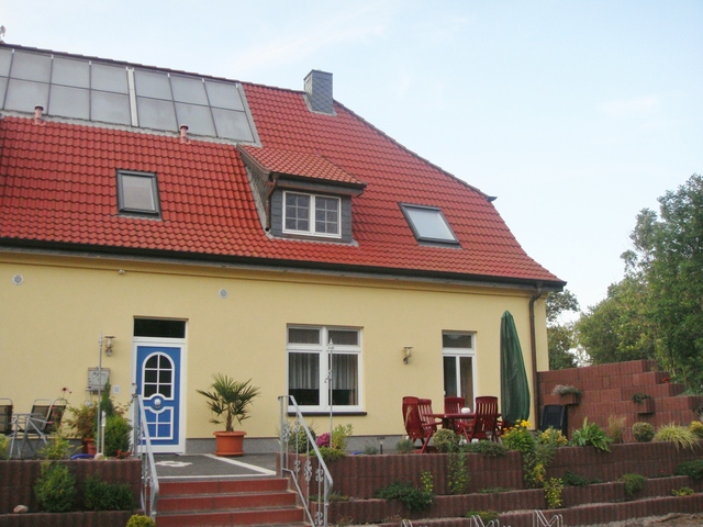 Ferienwohnung Am Schloßteich (Braun) - Sorgenfrei buchen Außenansicht mit möblierter Terrasse