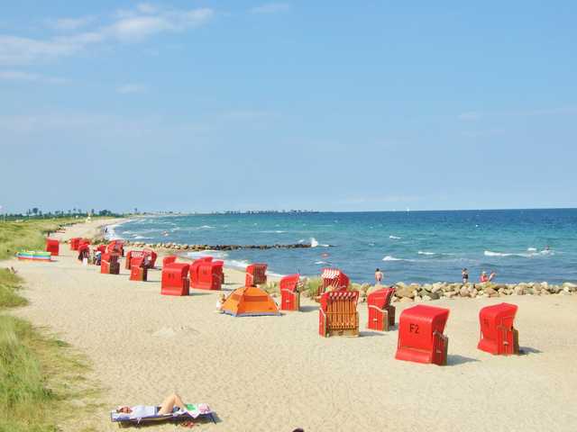 Strand mit roten Strandkörben