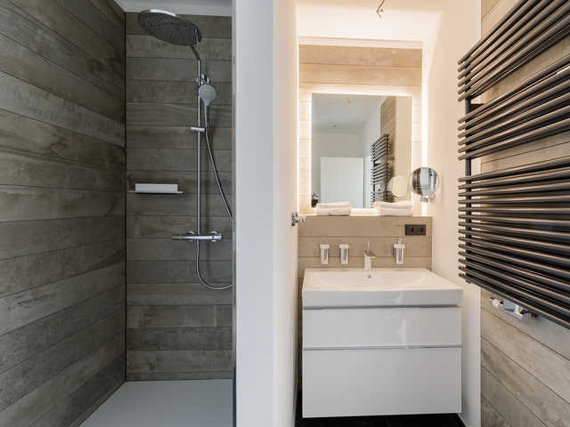 Modernes Badezimmer mit Rain-Shower Dusche