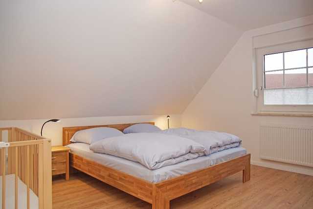 Schlafzimmer 1 mit Doppelbett und Kinderbett