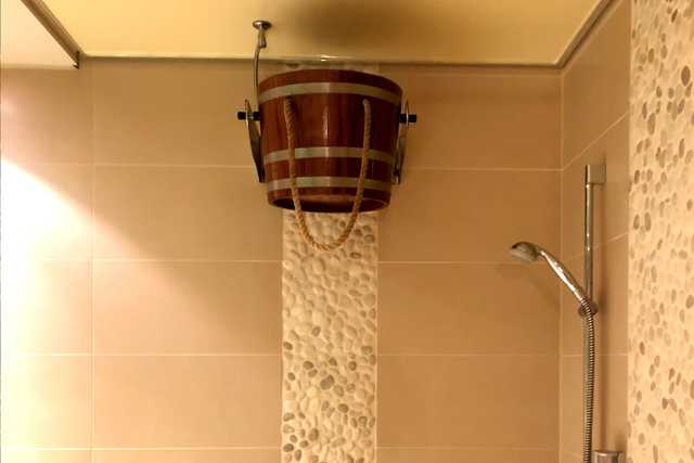 Wellnessbereich Dusche mit Wasserkessel