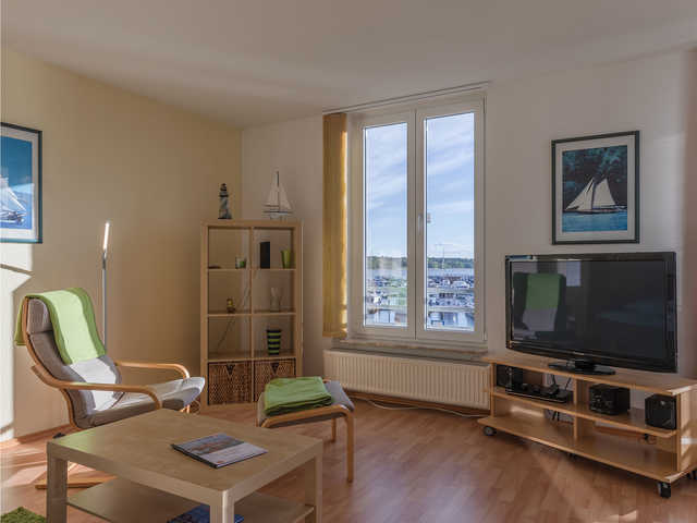 Wohnzimmer mit Flachbild-TV und Panoramafenster