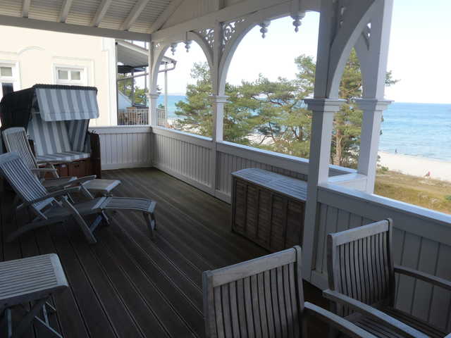 Möblierter Balkon mit Blick auf die Ostsee