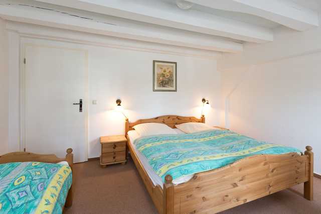 Schlafzimmer mit Doppelbet und Einzelbett