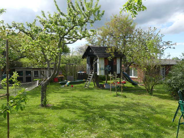 Baumhaus und Stallkanninchen im Garten