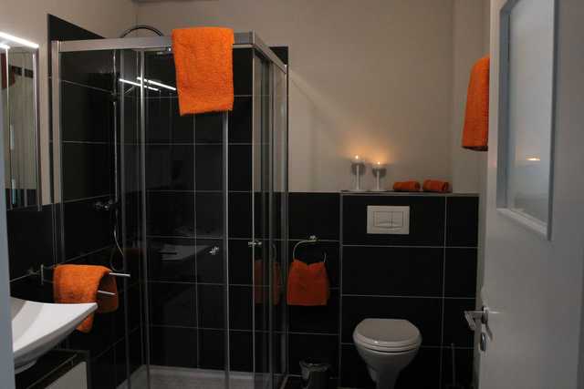 Badezimmer mit großzügiger ebenerdiger Dusche (...