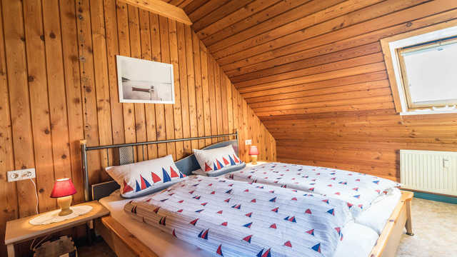 Schönes Schlafzimmer mit Doppelbett