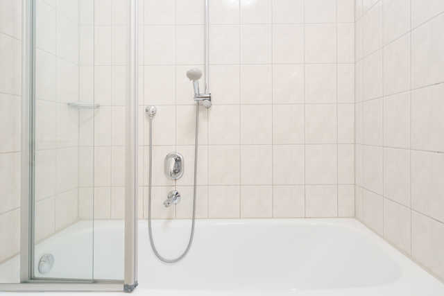 Bad mit Badewanne/Dusche