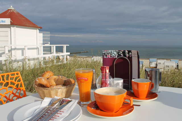 Frühstück mit Meerblick im nahen Ostseebad Kühl...
