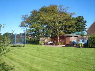 Ferienhof Mittag Garten mit Sitzecke, Trampolin und Fußballtor