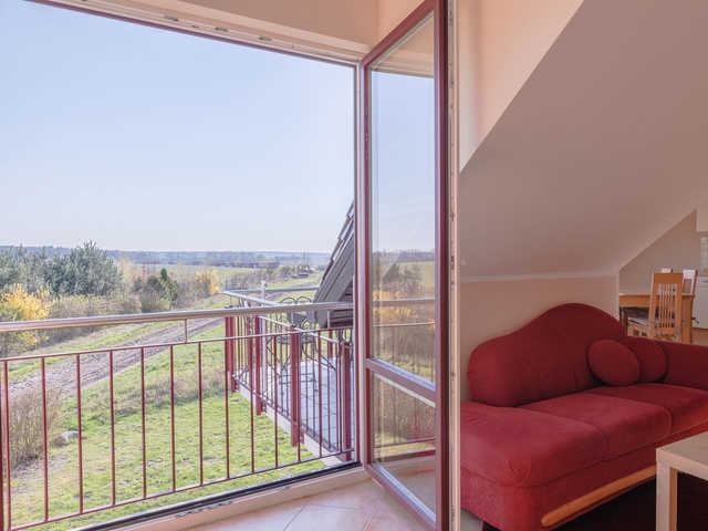 Balkon mit Möbeln und tollem Blick ins Grüne