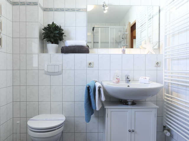 Bad mot Dusche , WC und Waschbecken