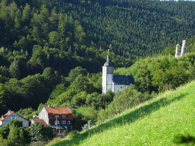 Blick zur Kirche und Burgruine