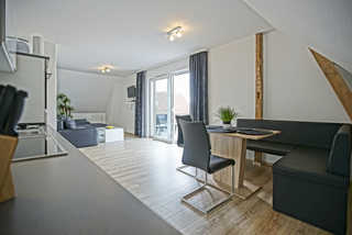 Appartement 1. Ostseeferienhäuser Stettiner Haff das Wohnschlafzimmer mit einer küchenzeile, ein...