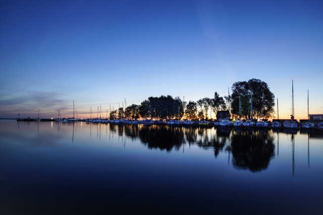 der Segelhafen in völliger ruhe bei Nacht