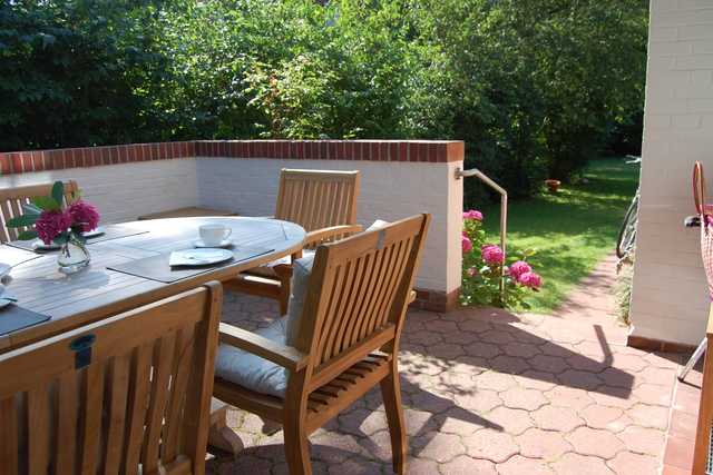 Möblierte Terrasse mit Zugang zum Garten