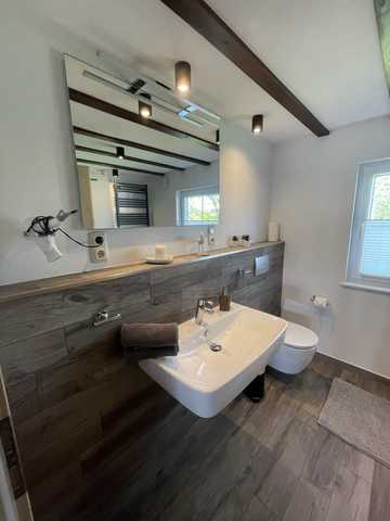 modernes Badezimmer mit begehbarer Dusche im ob...