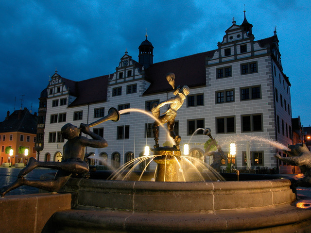 Markt- Rathaus mit Brunnen