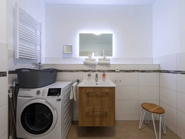 Modernes Badezimmer mit Waschtrockner