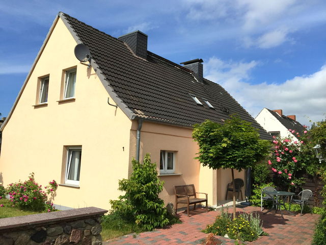 Ferienhaus in Bartelshagen II Hausansicht mit Terrasse
