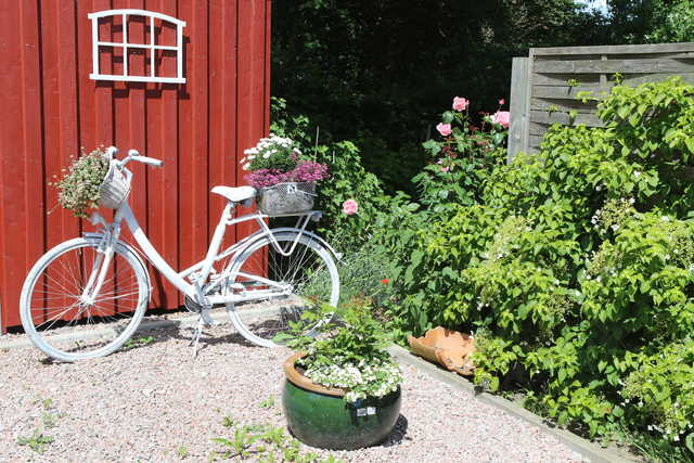 Deko-Fahrrad im Garten