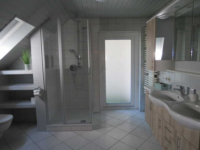 Badezimmer mit Doppelwaschbecken, Dusche, WC, B...