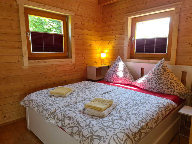 Schlafzimmer mit Doppelbett 1,60 x 2 m