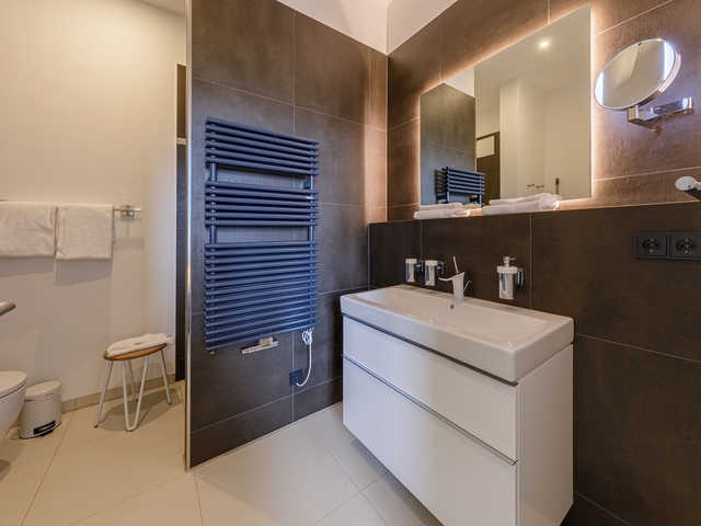 Modernes Badezimmer mit ebenerdiger Dusche