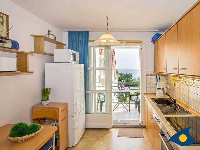 Küche mit Zugang zum Balkon