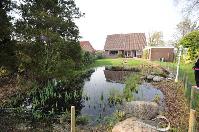 Großer Garten zur alleinigen Nutzung mit Teich.