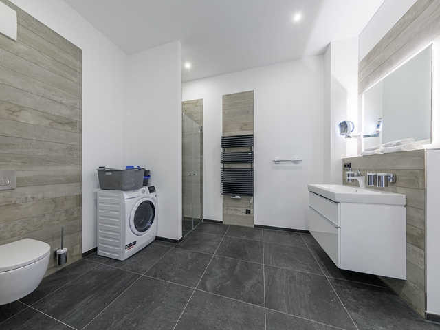 Großes modernes Badezimmer mit Waschtrockner