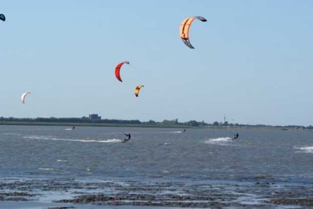 Wind am Strand von Hooksiel wird sportlich genutzt