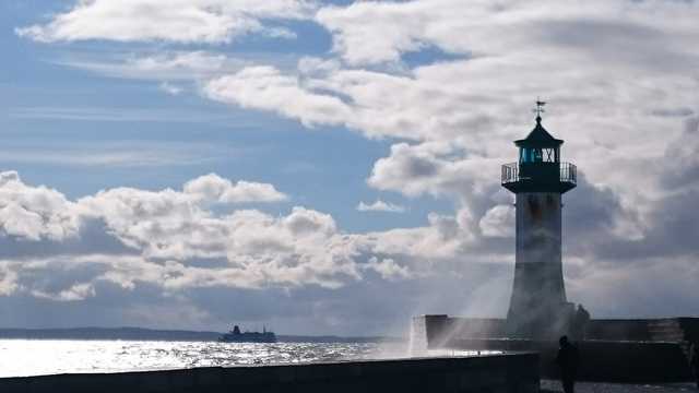 längste Mole der Küste mit Leuchtturm